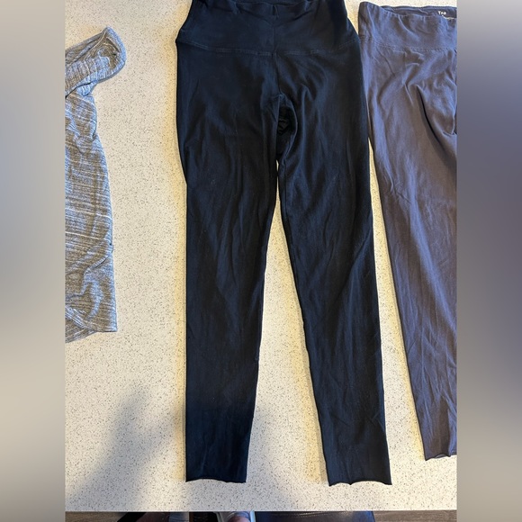 Aritzia Clothing Lot - Size M - Leggings x2  and T-Shirt - Picture 9 of 9